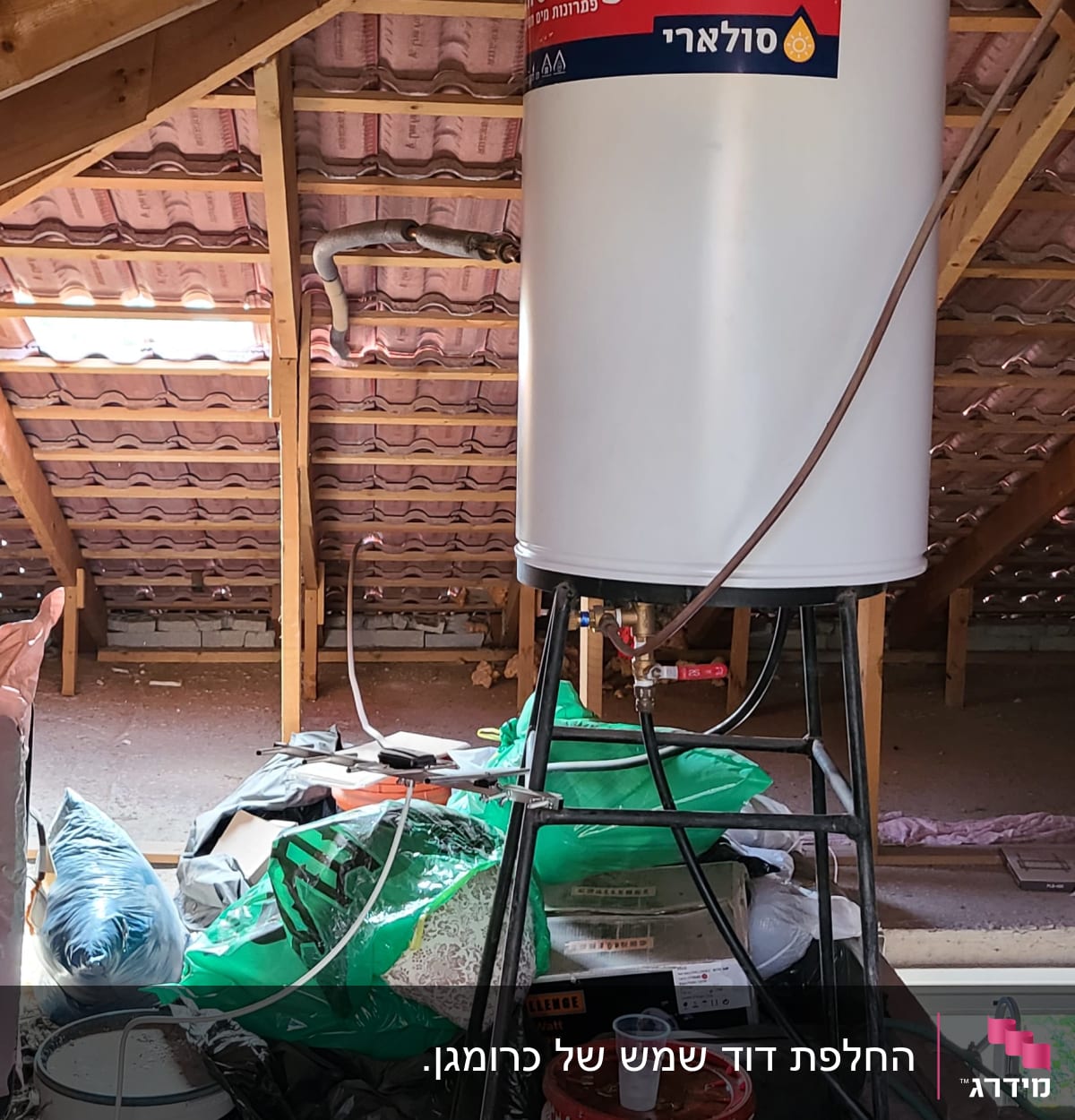 דוד שמש מותקן בעליית גג עם צינורות וחיבורים